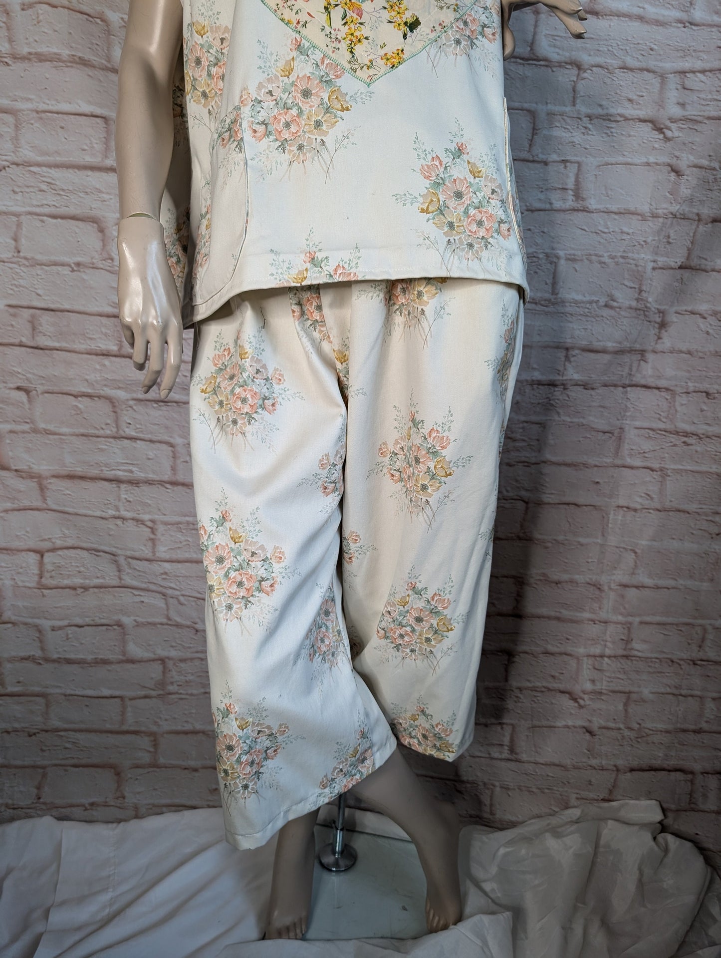 Trousers size 22, stretch waist trousers, cropped leg floral vintage,