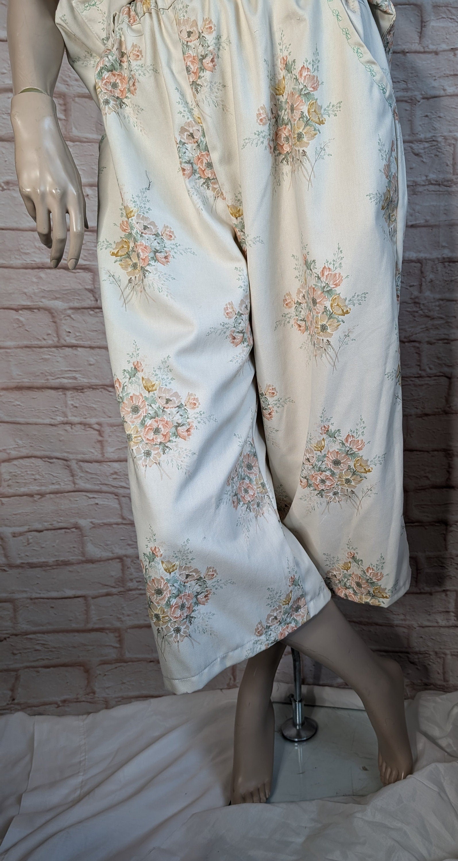 Trousers size 22, stretch waist trousers, cropped leg floral vintage,