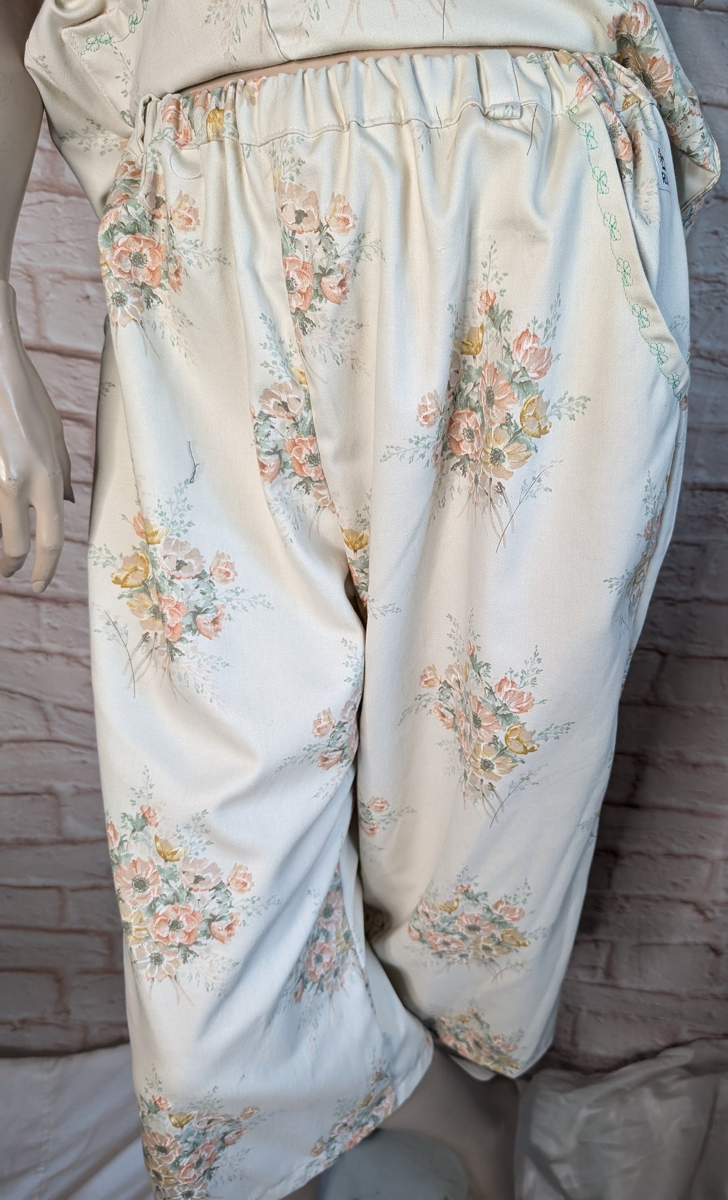 Trousers size 22, stretch waist trousers, cropped leg floral vintage,