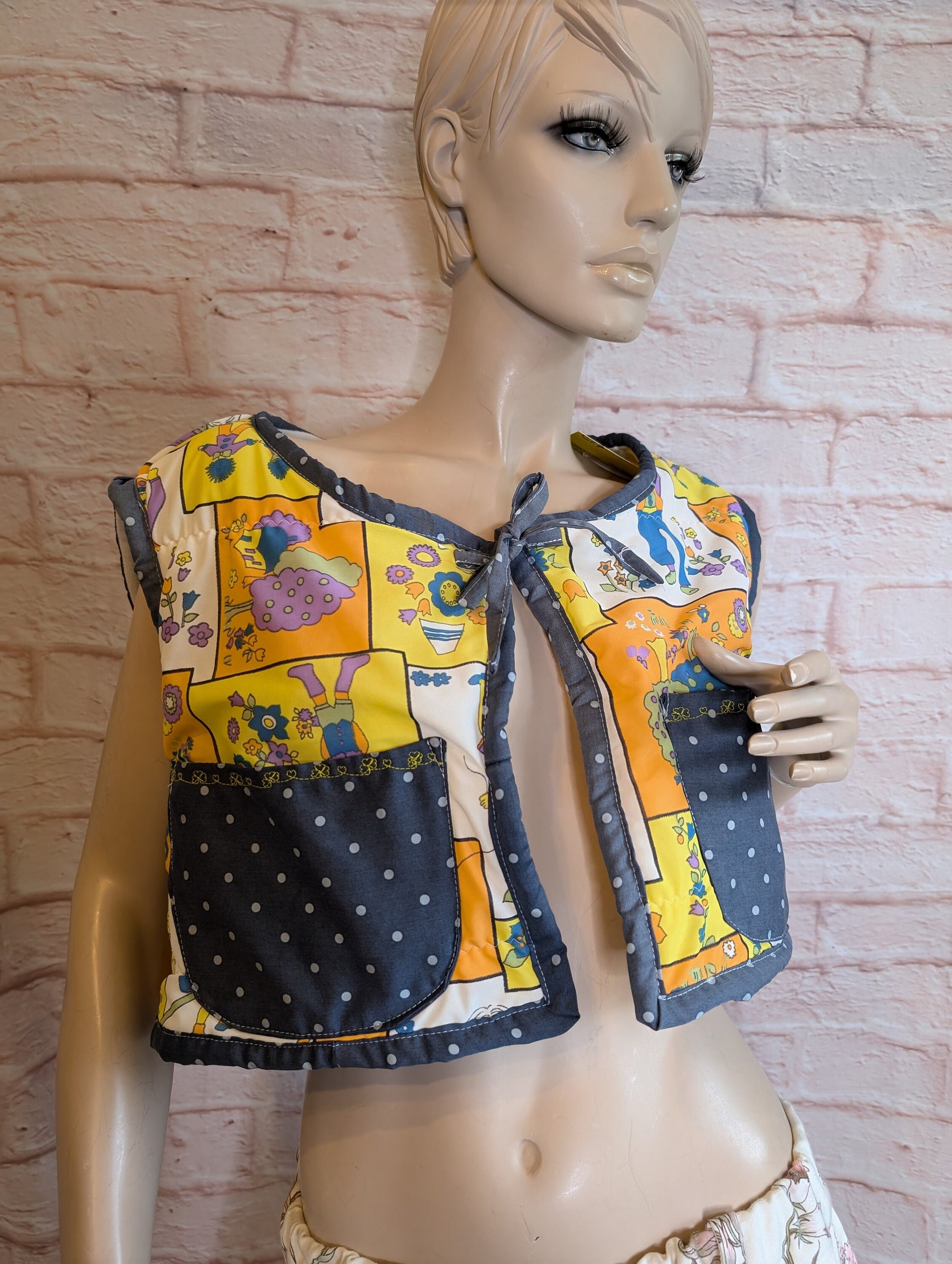 gilet 14/M, quilted waistcoat, vintage cartoon print body warmer, folk pattern jacket